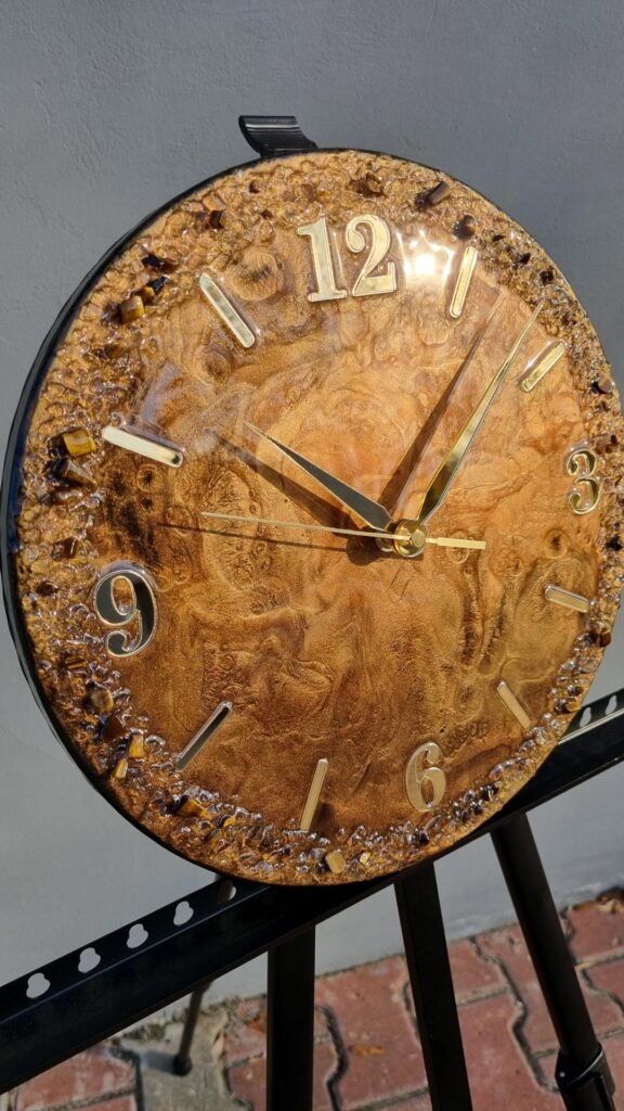 zegar z żywicy brązowy złoty 30 cm