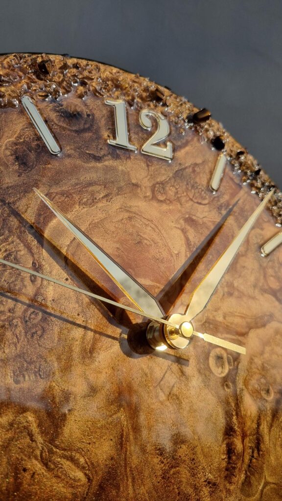 zegar z żywicy brązowy złoty 30 cm