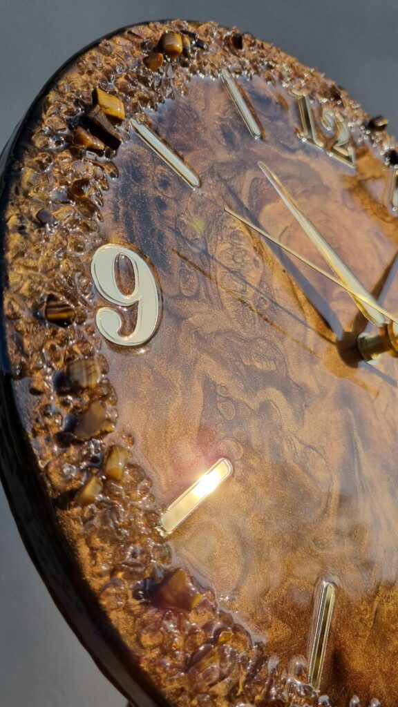 zegar z żywicy brązowy złoty 30 cm