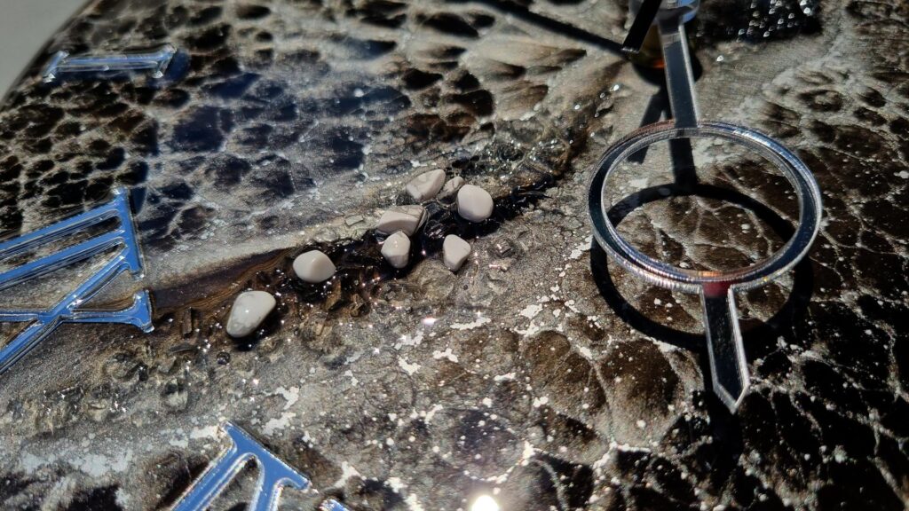 zegar z żywicy czarno srebrny 30 cm