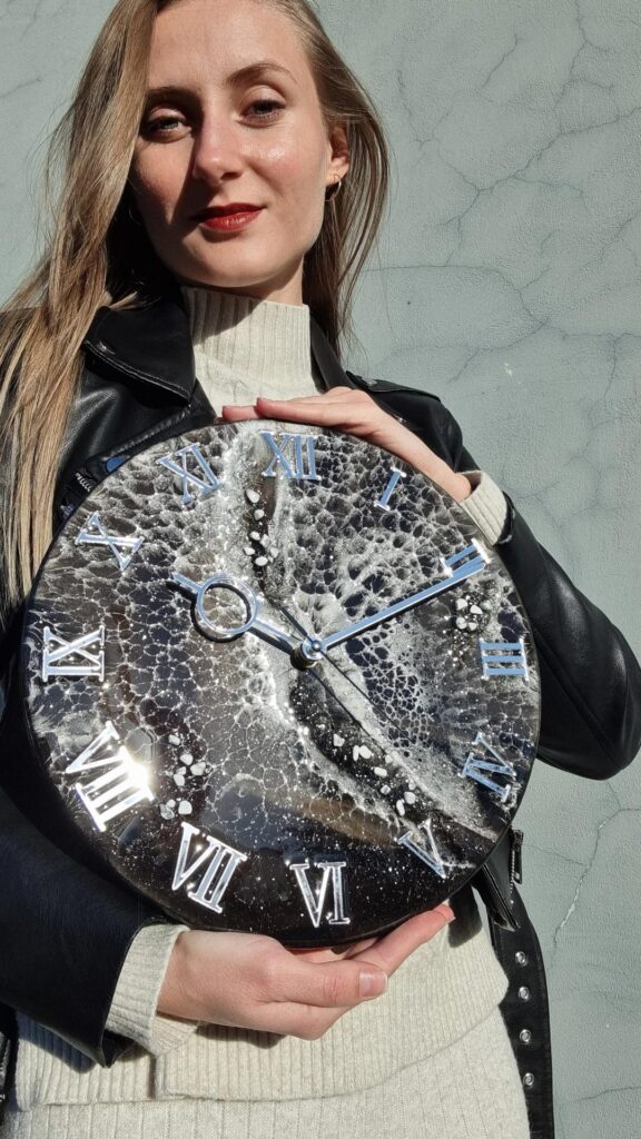 zegar z żywicy czarno srebrny 30 cm