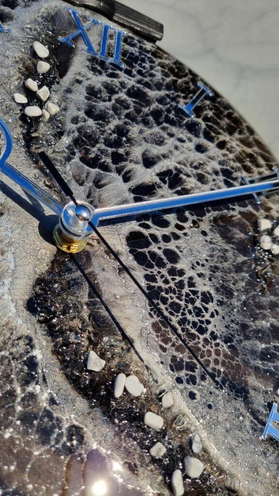 zegar z żywicy czarno srebrny 30 cm