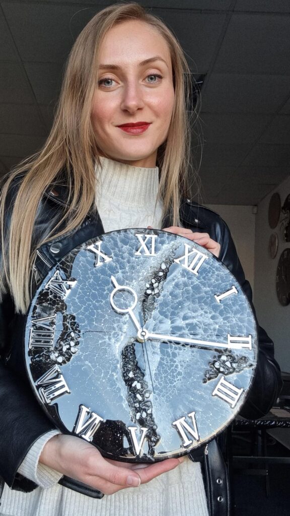 zegar z żywicy czarno srebrny 30 cm