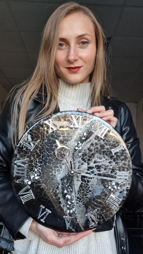 zegar z żywicy czarno srebrny 30 cm