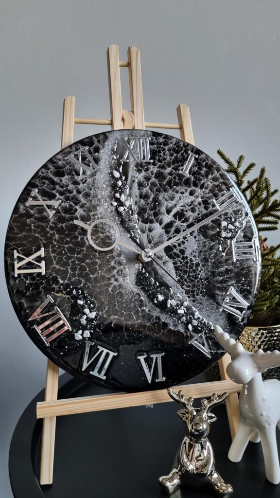 zegar z żywicy czarno srebrny 30 cm