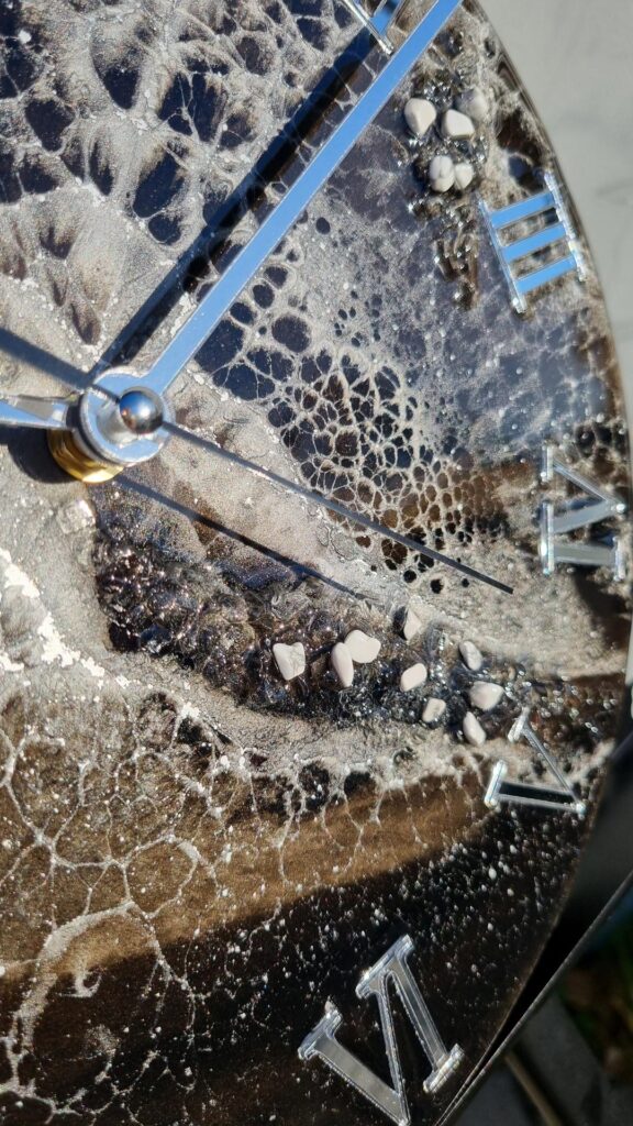 zegar z żywicy czarno srebrny 30 cm