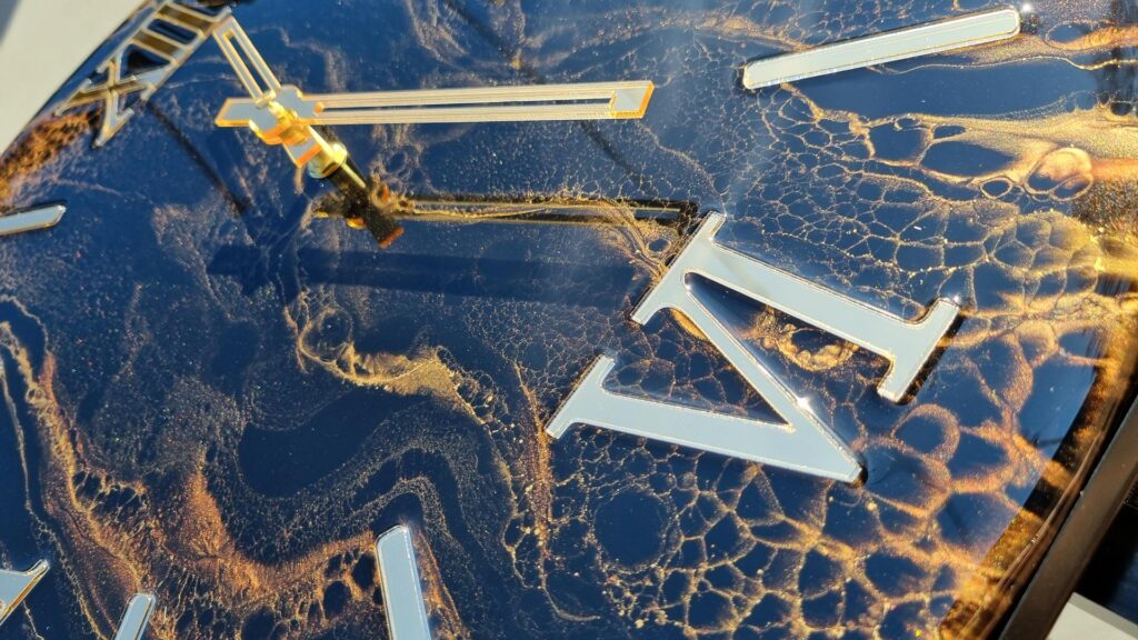 Zegar ścienny z żywicy Złoto brąz na czarnym