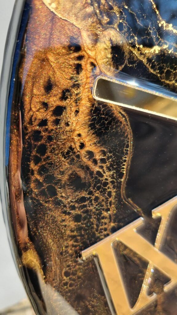 Zegar ścienny z żywicy Złoto brąz na czarnym