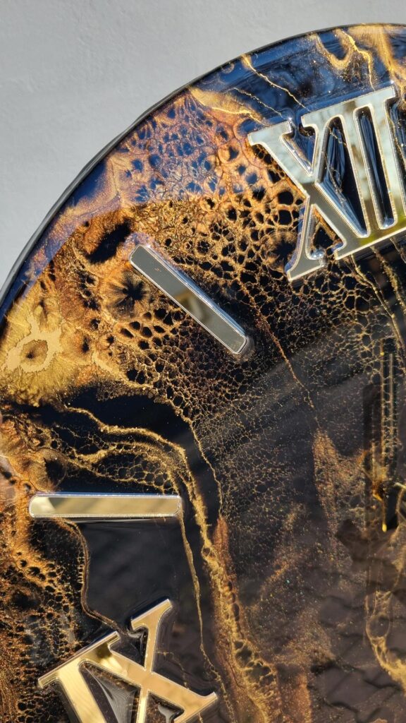 Zegar ścienny z żywicy Złoto brąz na czarnym