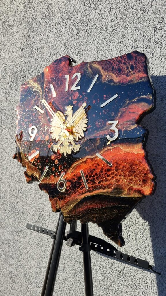 zegar ścienny w kształcie Polska czarno czerwony ze złotym