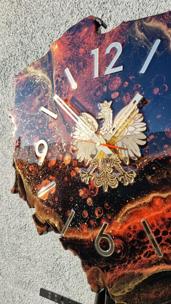 zegar ścienny w kształcie Polska czarno czerwony ze złotym