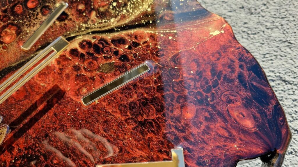 zegar ścienny w kształcie Polska czarno czerwony ze złotym