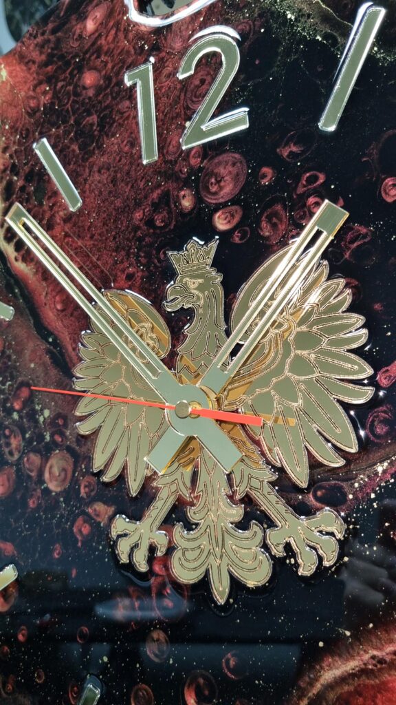 zegar ścienny w kształcie Polska czarno czerwony ze złotym