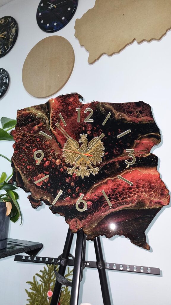 zegar ścienny w kształcie Polska czarno czerwony ze złotym