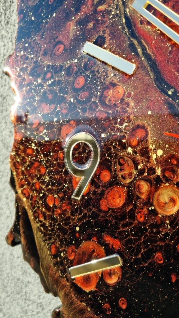 zegar ścienny w kształcie Polska czarno czerwony ze złotym