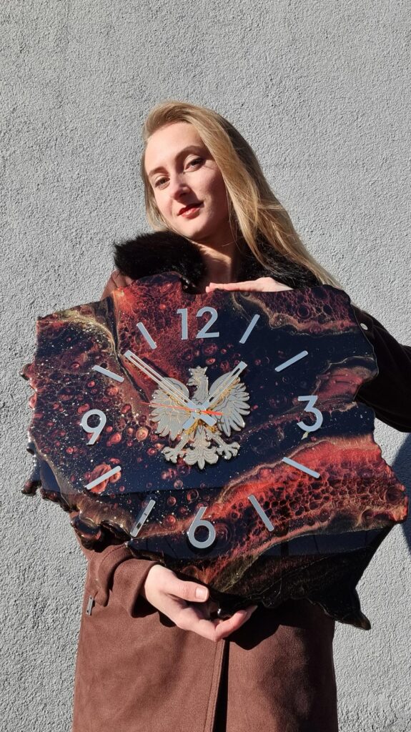 zegar ścienny w kształcie Polska czarno czerwony ze złotym