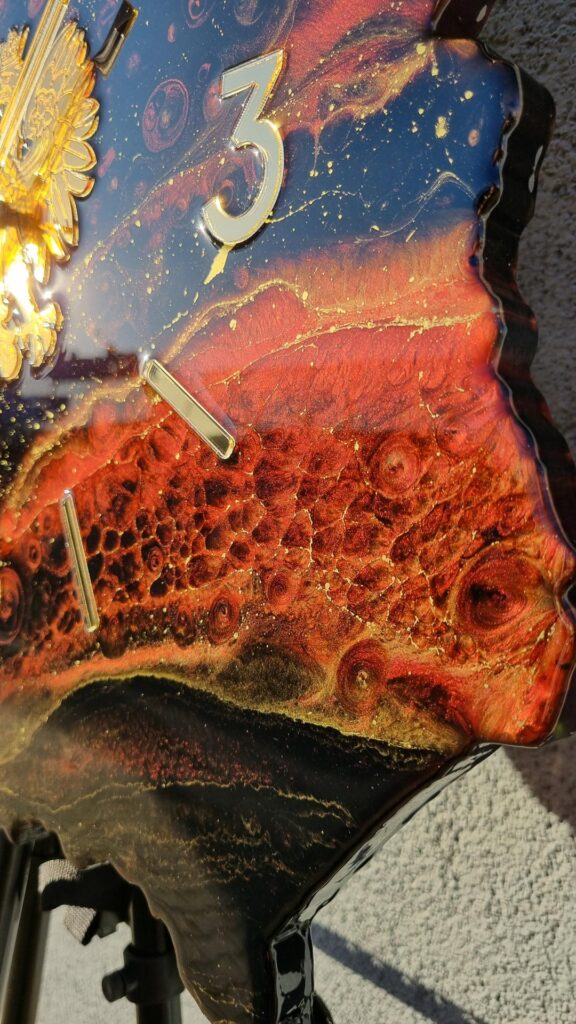 zegar ścienny w kształcie Polska czarno czerwony ze złotym