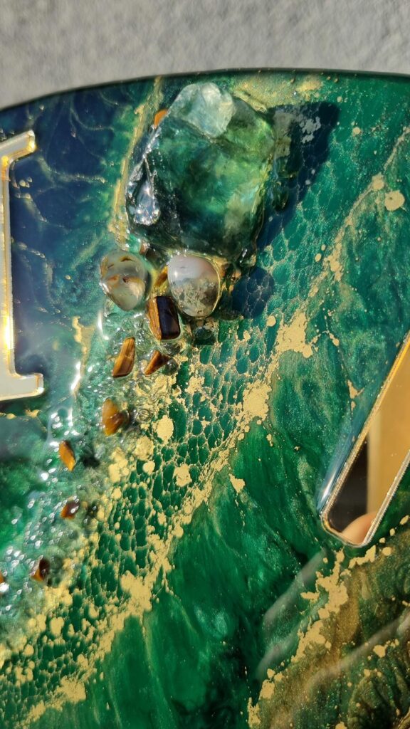 zegar z żywicy zielony złoty 60 cm