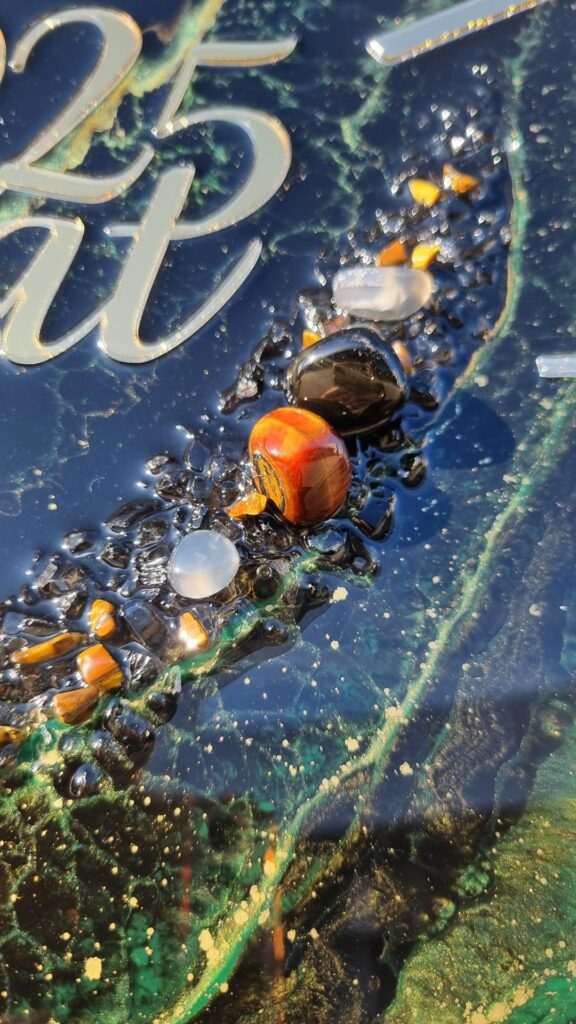 zegar z żywicy zielony złoty 60 cm