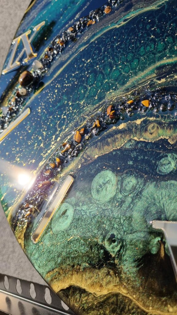 zegar z żywicy zielony złoty 60 cm