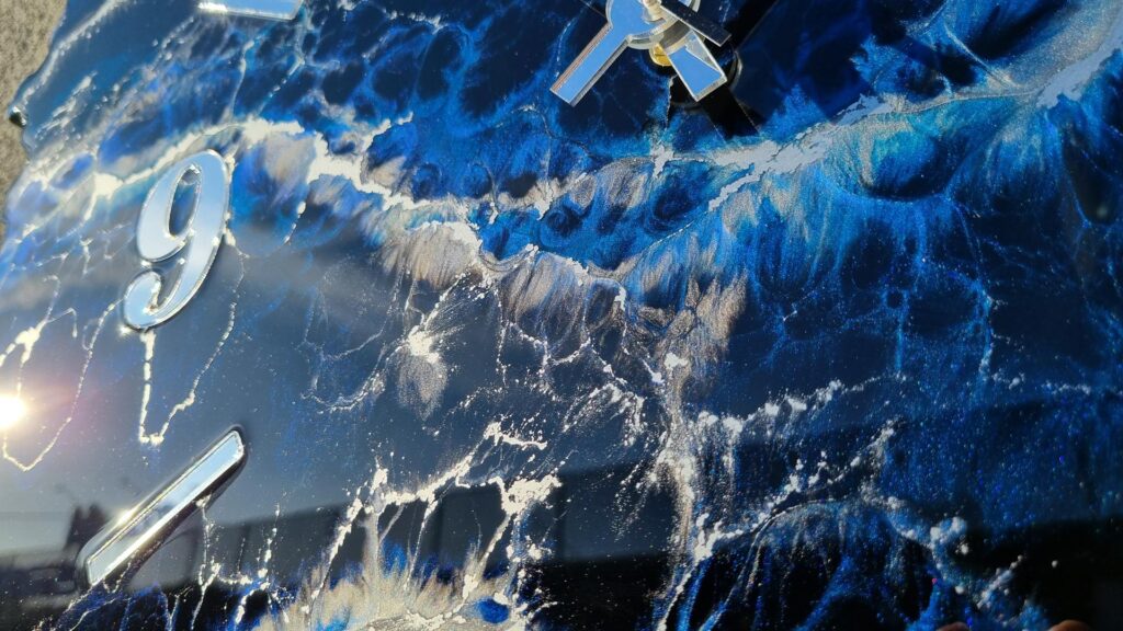 zegar ścienny w kształcie Polska czarno niebieski z srebrem