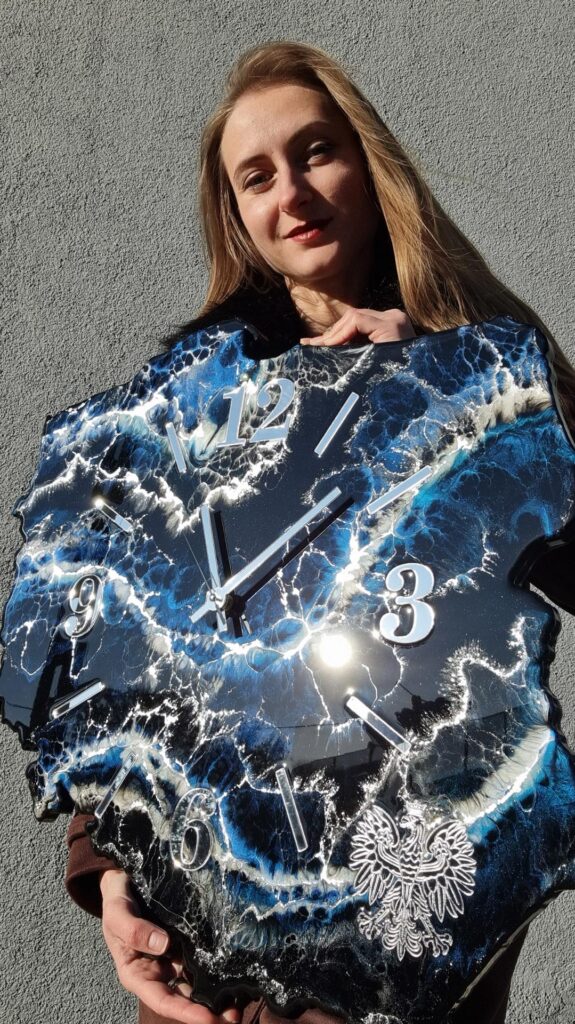 zegar ścienny w kształcie Polska czarno niebieski z srebrem