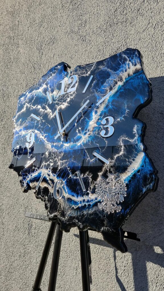 zegar ścienny w kształcie Polska czarno niebieski z srebrem