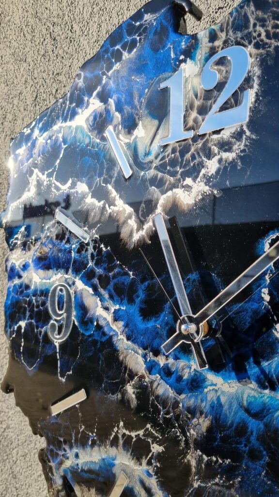 zegar ścienny w kształcie Polska czarno niebieski z srebrem