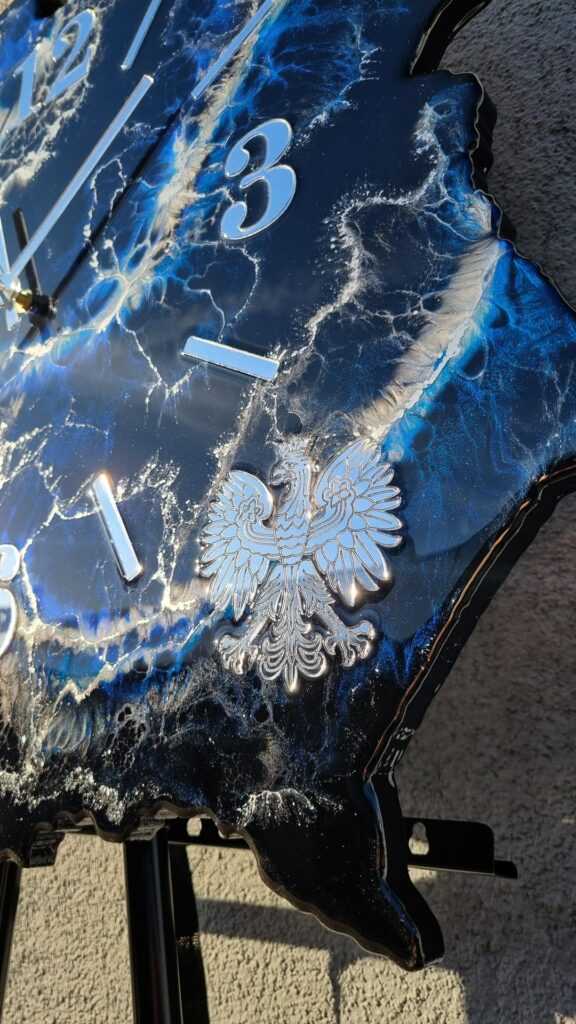 zegar ścienny w kształcie Polska czarno niebieski z srebrem