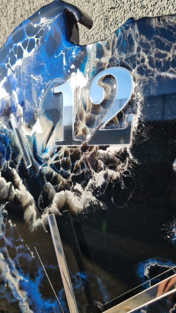 zegar ścienny w kształcie Polska czarno niebieski z srebrem