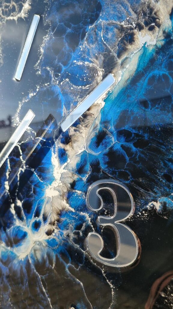 zegar ścienny w kształcie Polska czarno niebieski z srebrem