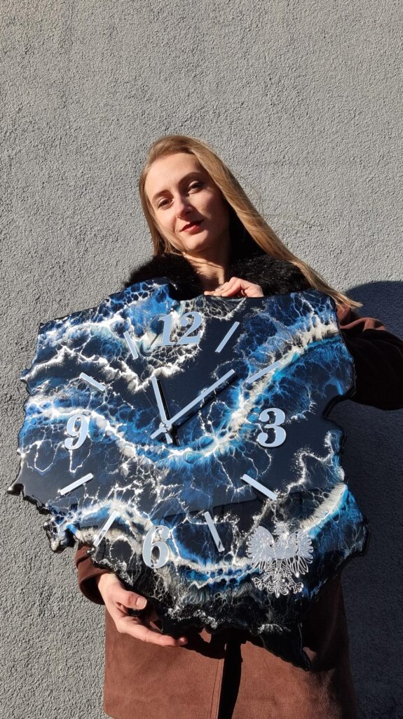 zegar ścienny w kształcie Polska czarno niebieski z srebrem