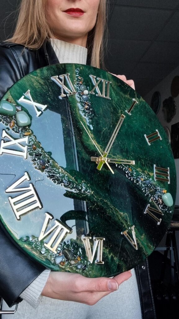 zegar z żywicy zielony złoty 40 cm