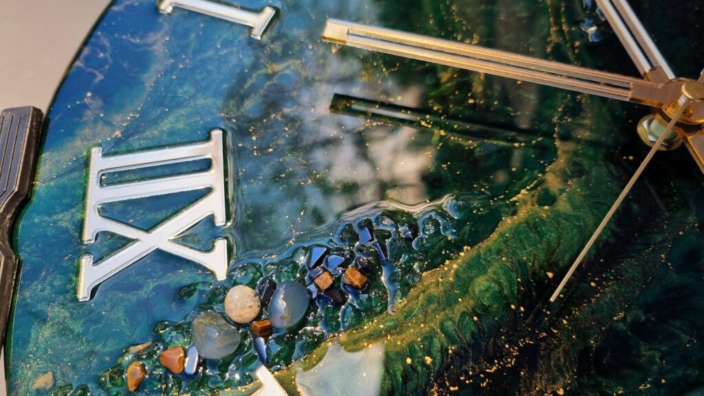 zegar z żywicy zielony złoty 40 cm