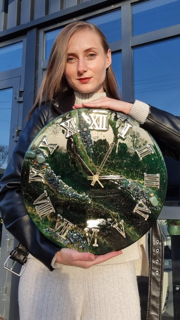 zegar z żywicy zielony złoty 40 cm