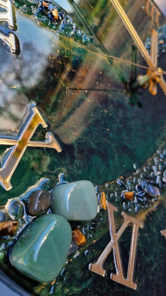 zegar z żywicy zielony złoty 40 cm