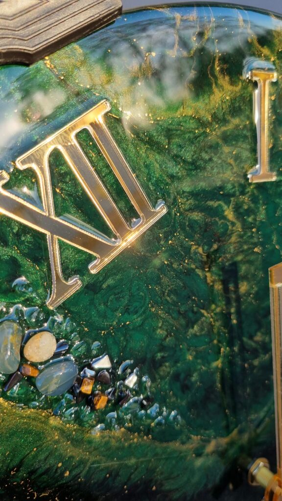 zegar z żywicy zielony złoty 40 cm