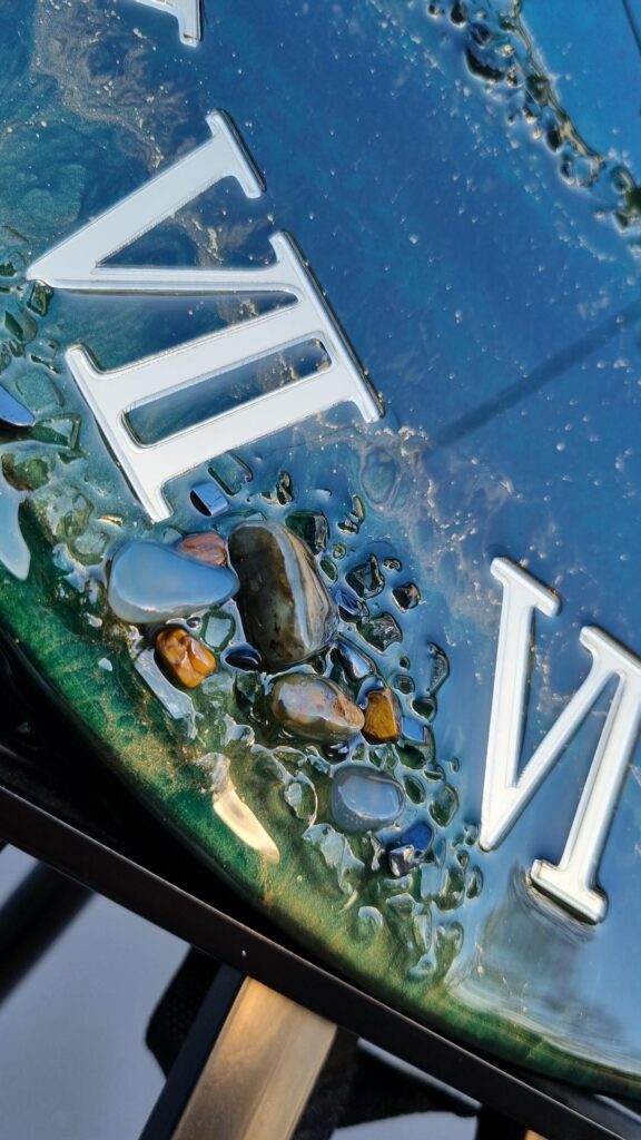 zegar z żywicy zielony złoty 40 cm