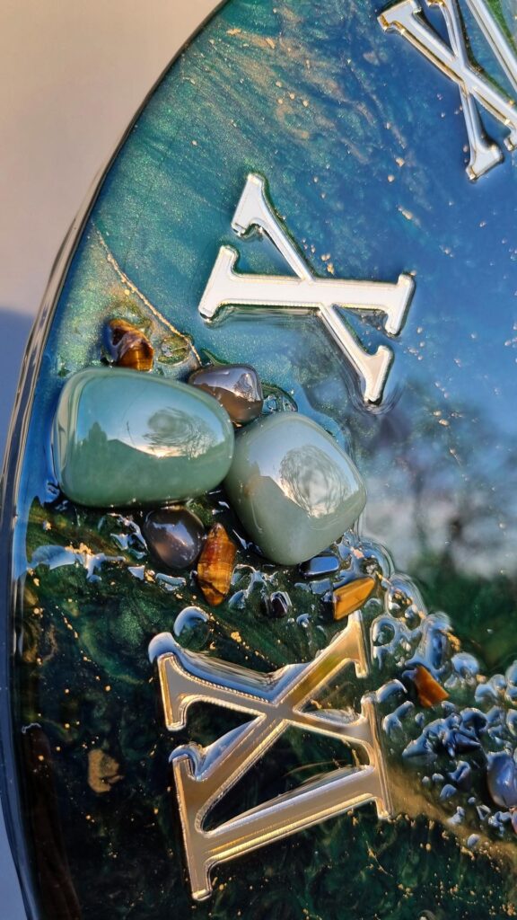 zegar z żywicy zielony złoty 40 cm