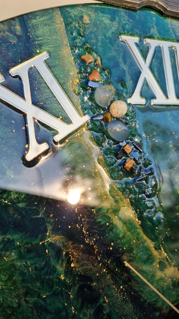 zegar z żywicy zielony złoty 40 cm