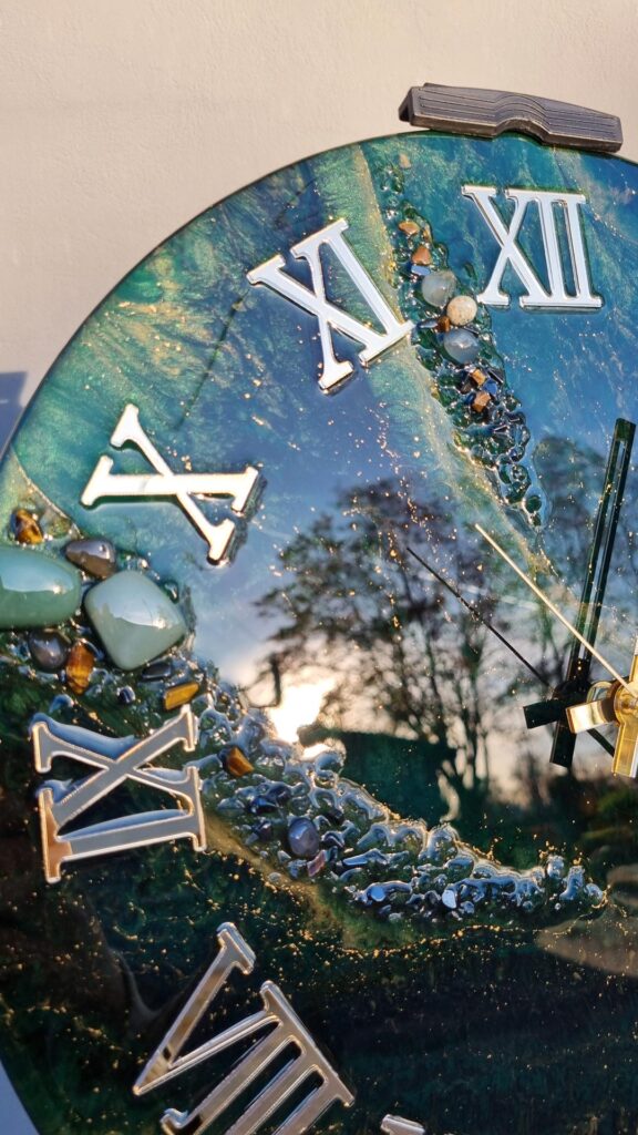 zegar z żywicy zielony złoty 40 cm