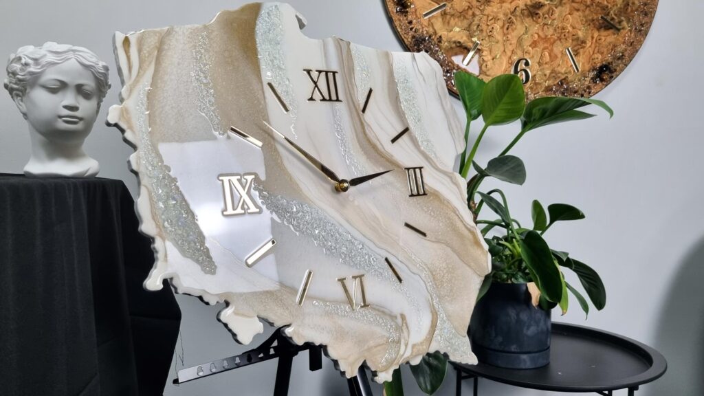 zegar ścienny z żywicy Polska beżowy złoto