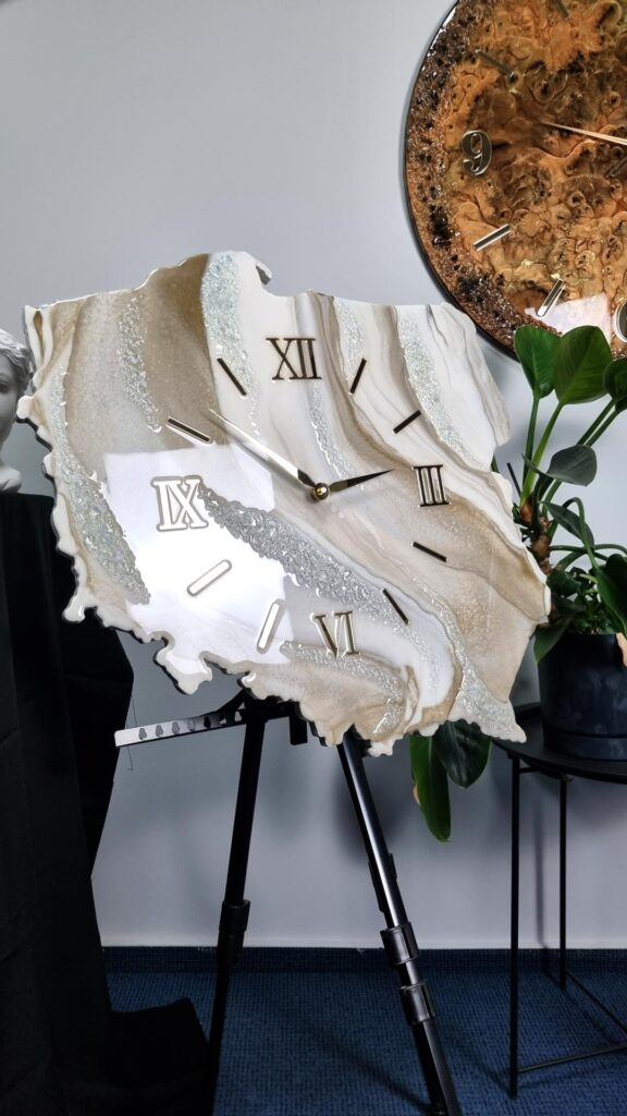 zegar ścienny z żywicy Polska beżowy złoto