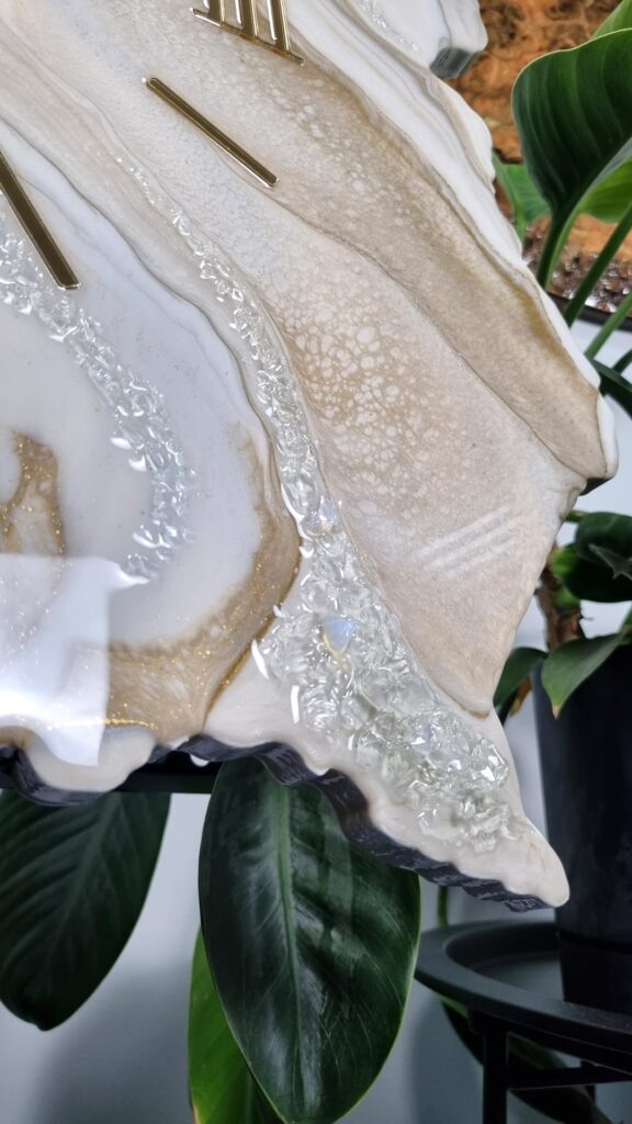 zegar ścienny z żywicy Polska beżowy złoto