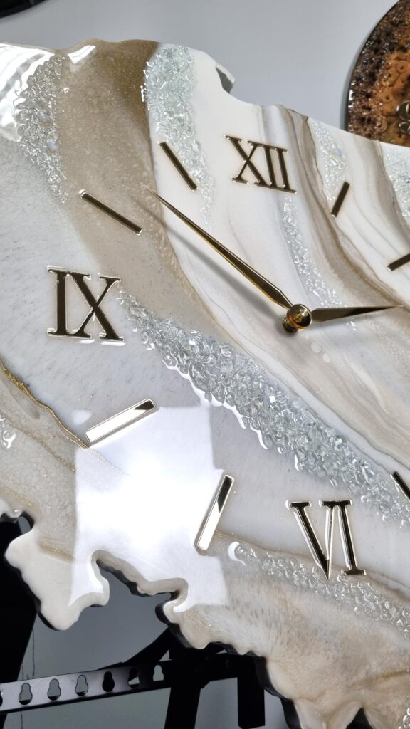 zegar ścienny z żywicy Polska beżowy złoto