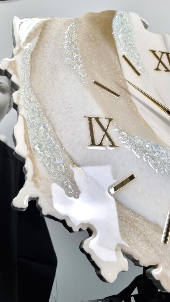 zegar ścienny z żywicy Polska beżowy złoto