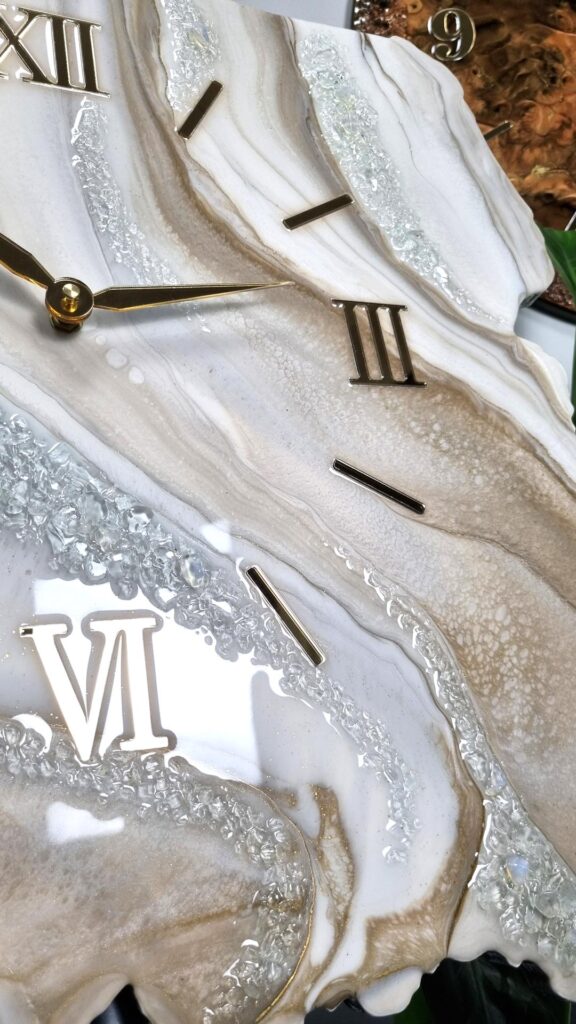 zegar ścienny z żywicy Polska beżowy złoto