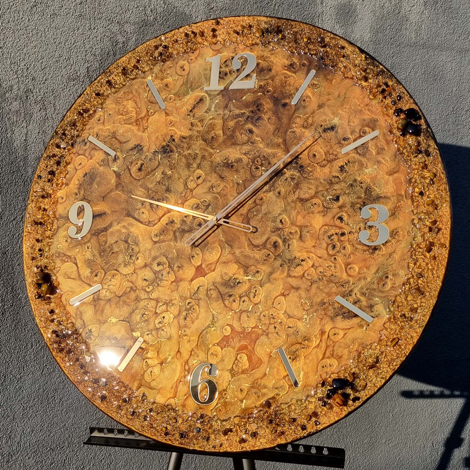 zegar z żywicy brązowy złoty bursztyn