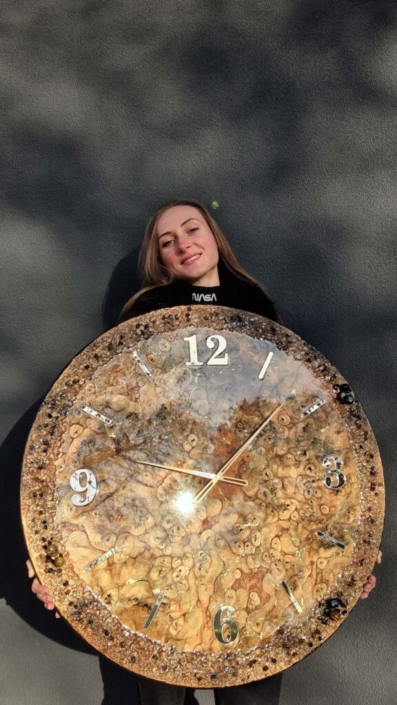 zegar z żywicy brązowy złoty bursztyn