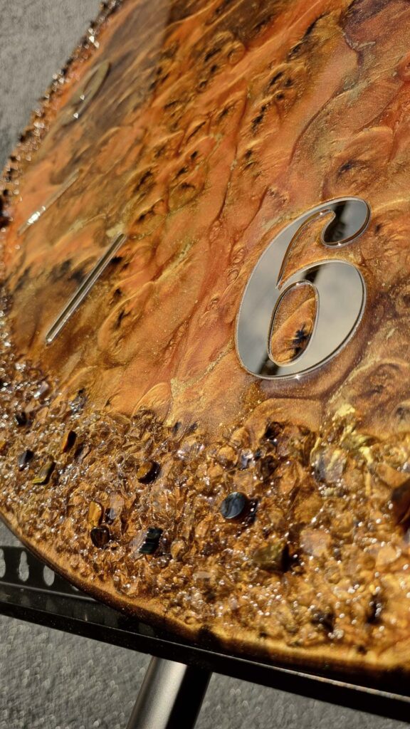 zegar z żywicy brązowy złoty bursztyn